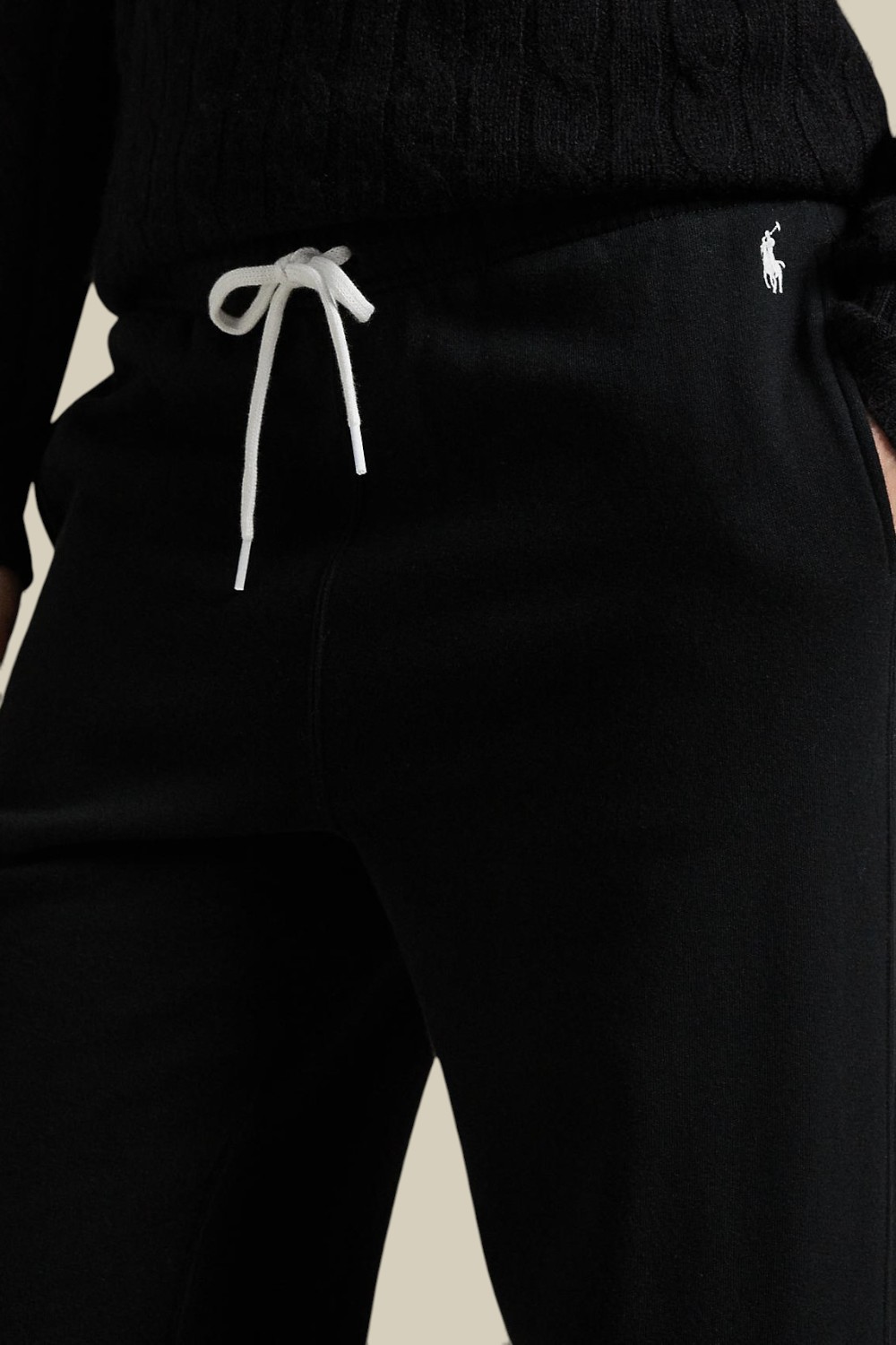 תמונת תקריב דוגמן של מכנסי ג'וגר