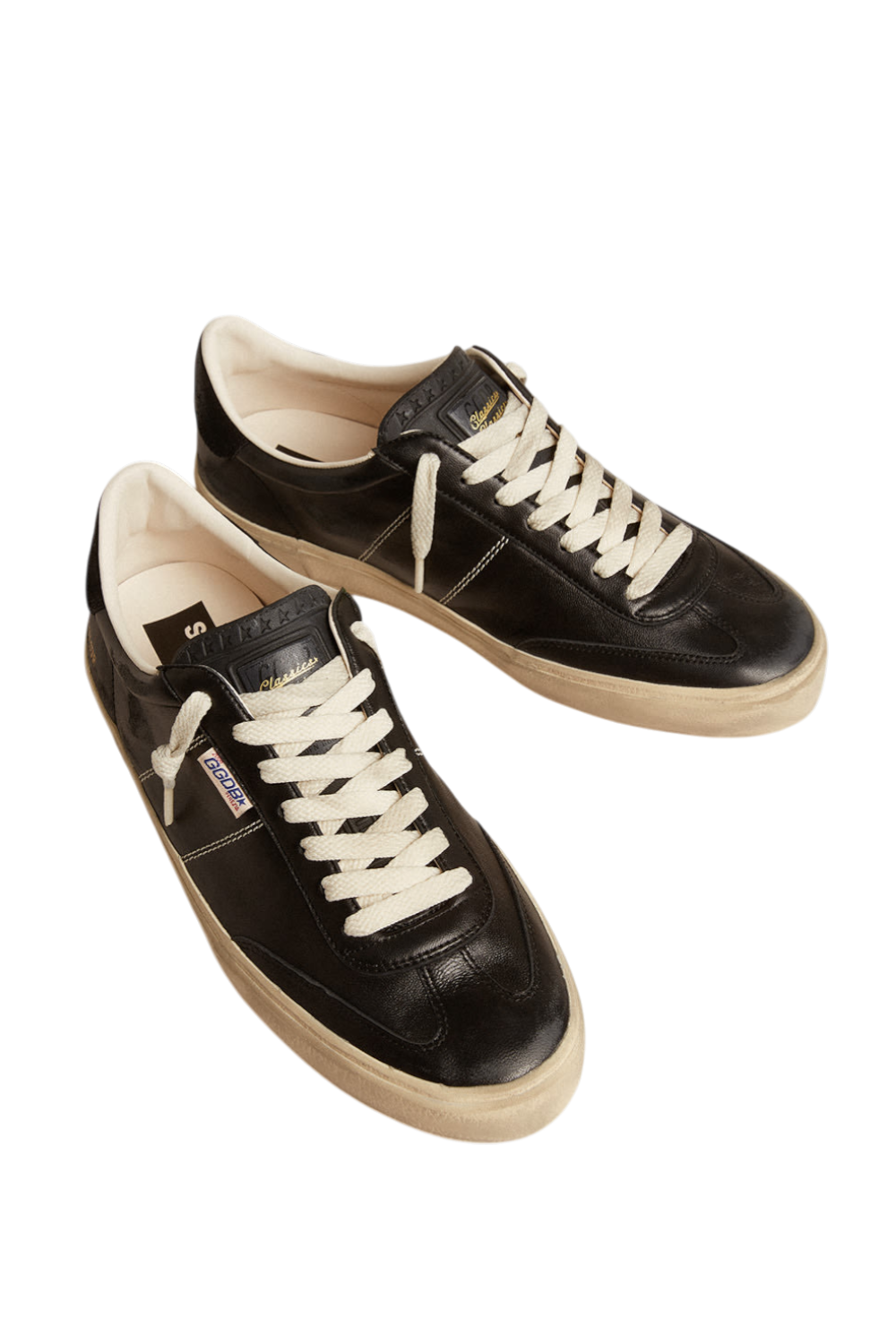 תמונת פנים של נעלי סניקרס