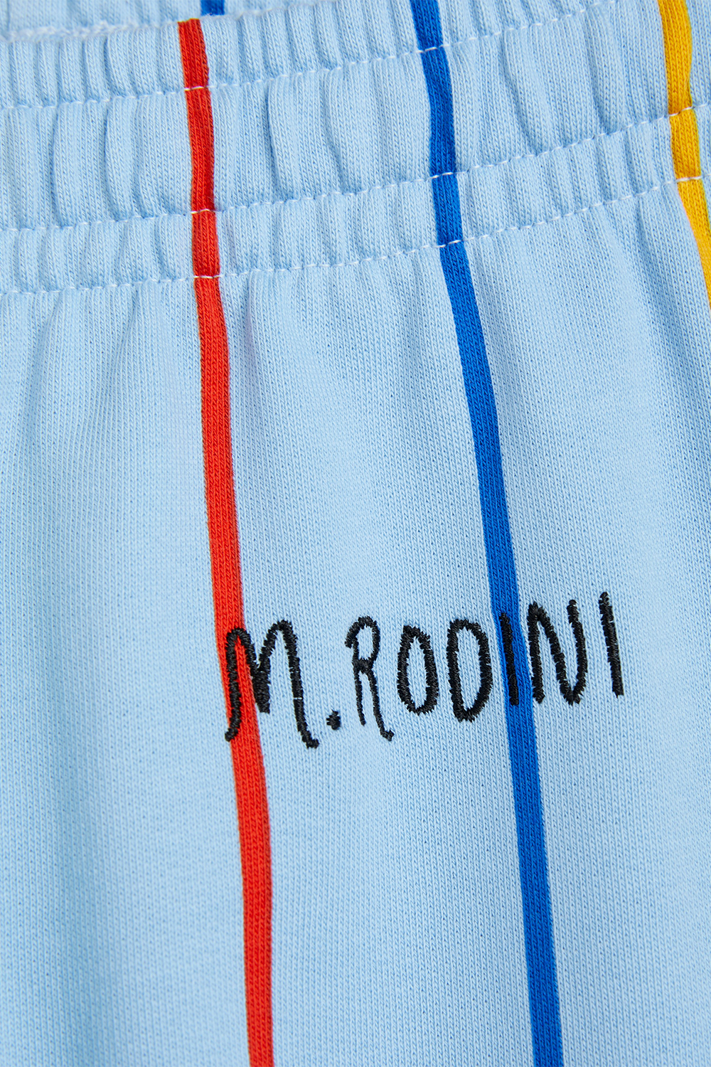 תמונת תקריב של מכנסיים ארוכים עם פסים צבעוניים