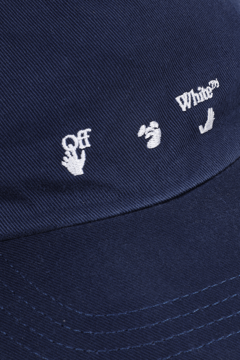 תמונת תקריב של כובע בייסבול עם רקמת לוגו