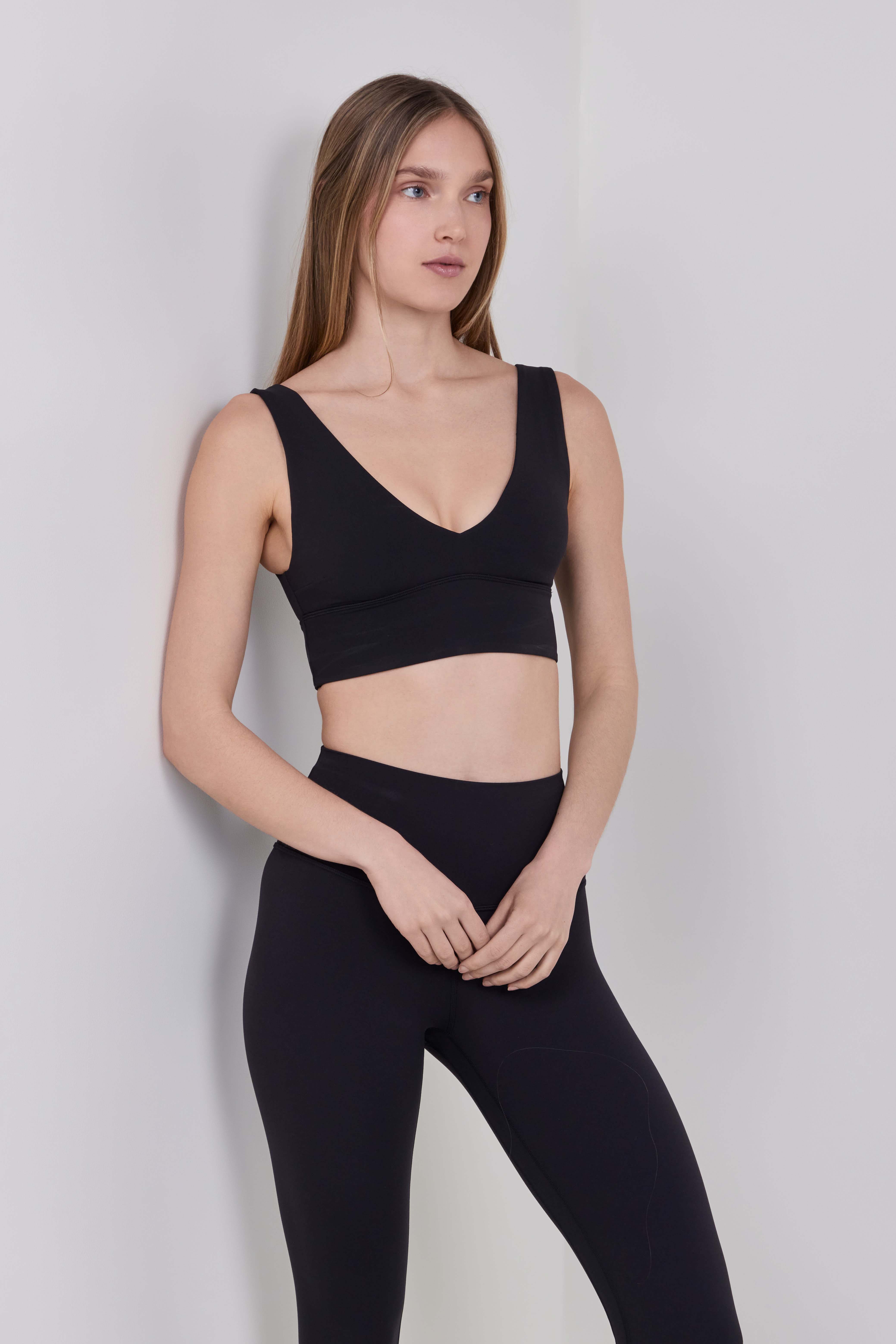 תמונת דוגמן קידמית של Align V Neck Bra C/D