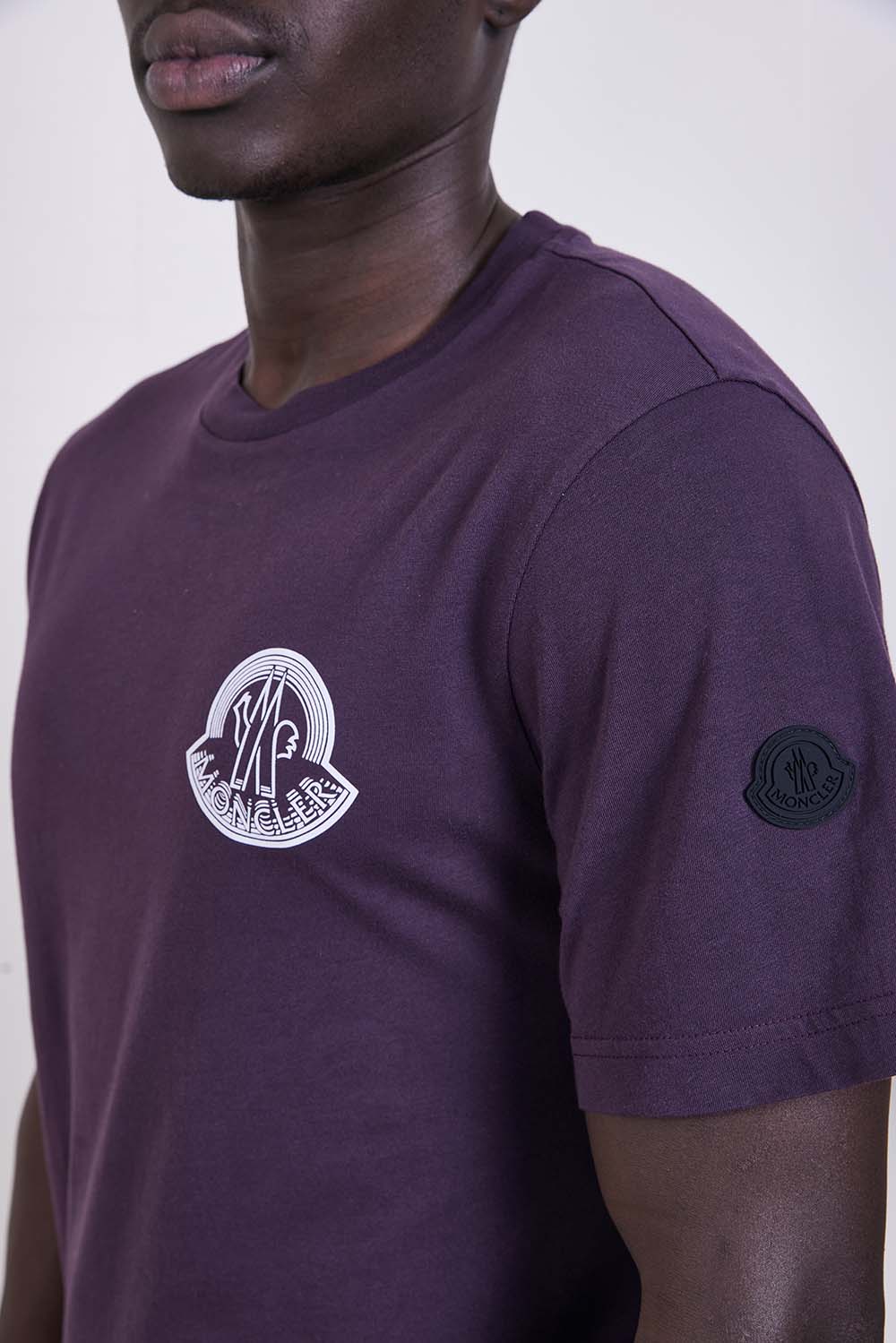 תמונת תקריב דוגמן של חולצת טי