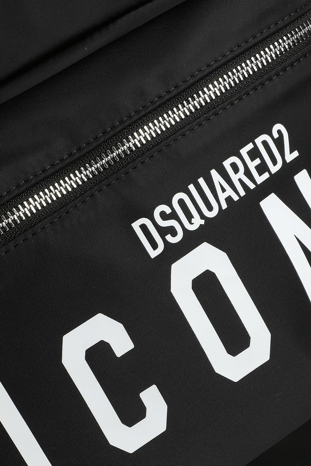 תמונת תקריב של תיק גב עם לוגו