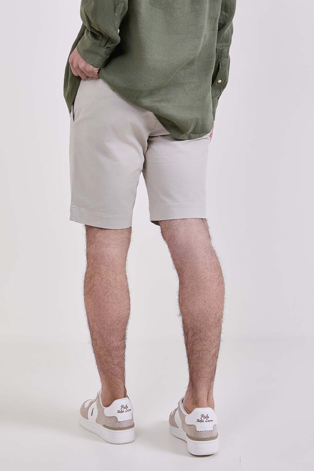 תמונת דוגמן אחורית של מכנסי צ'ינו קצרים