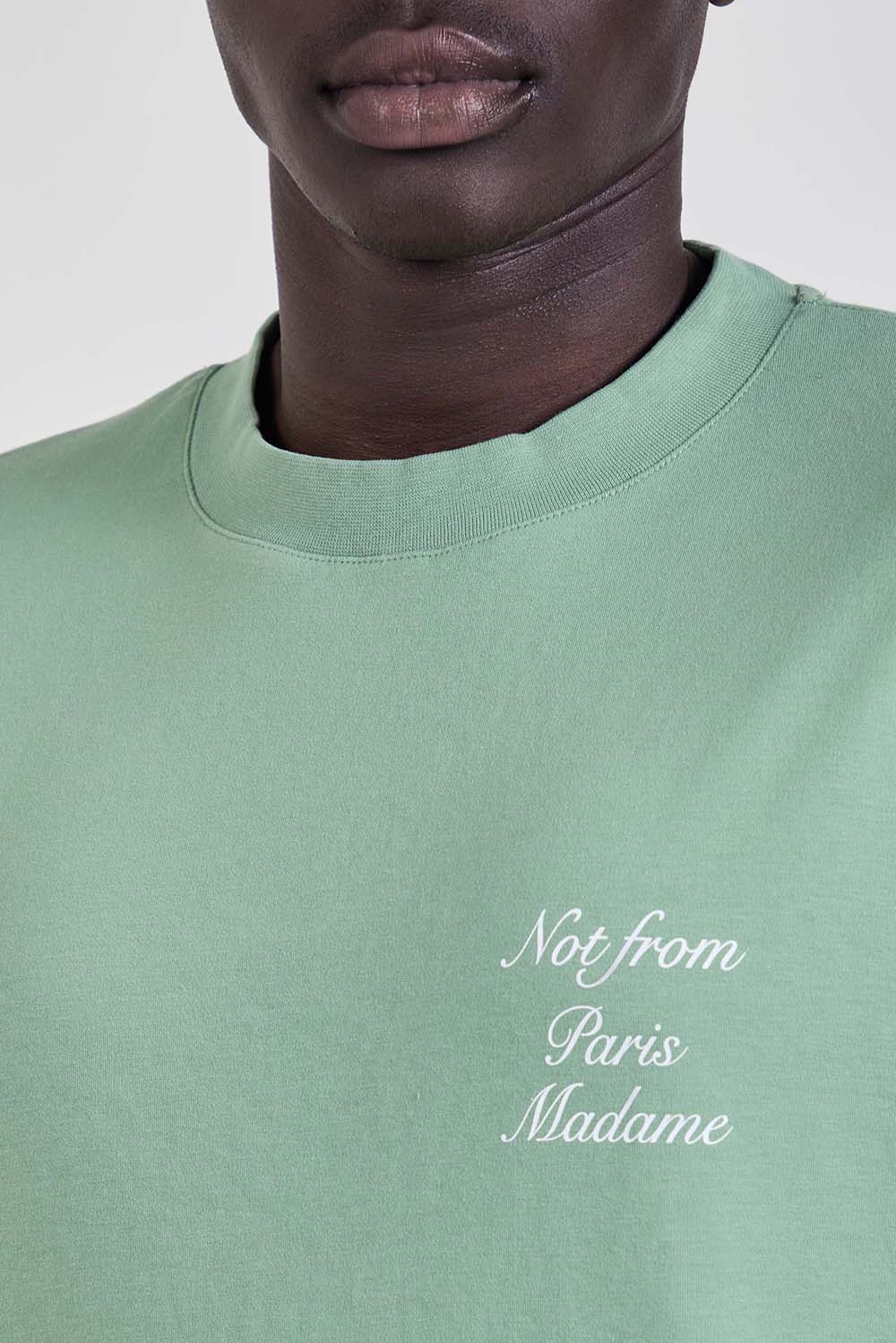 תמונת תקריב דוגמן של חולצת טי בגזרה משוחררת