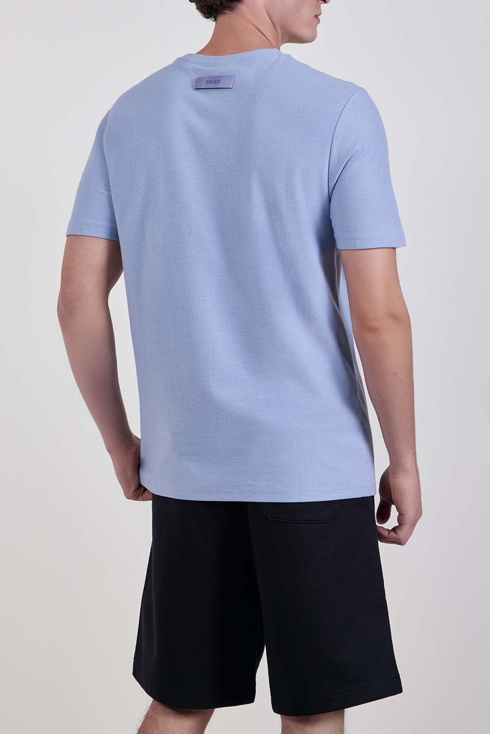 תמונת דוגמן אחורית של חולצת טי