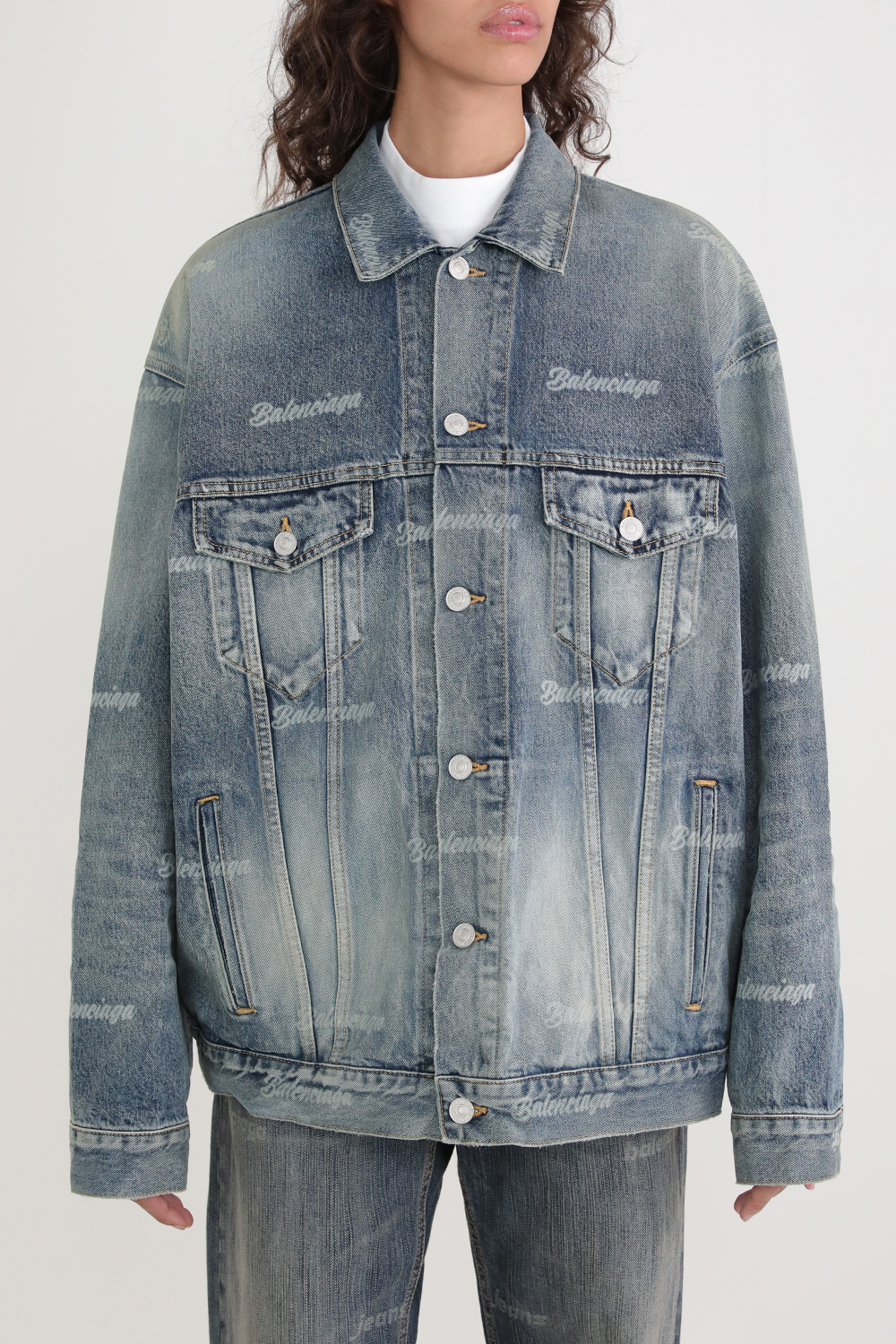 תמונת דוגמן קידמית של ז'קט ג'ינס מונוגרמי