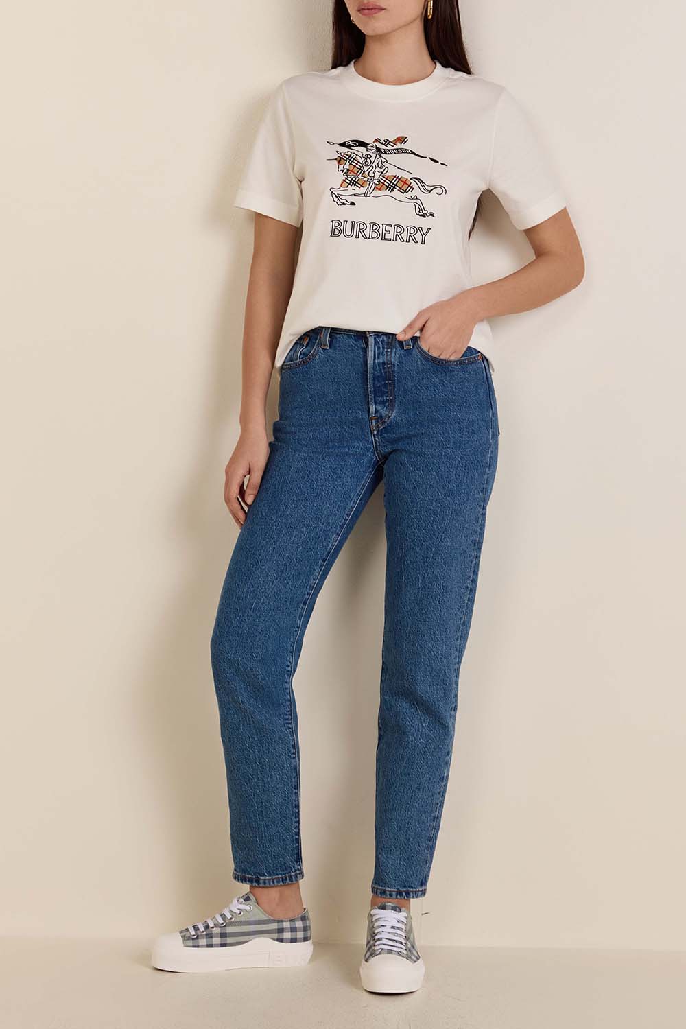 תמונת דוגמן קידמית של נעלי סניקרס