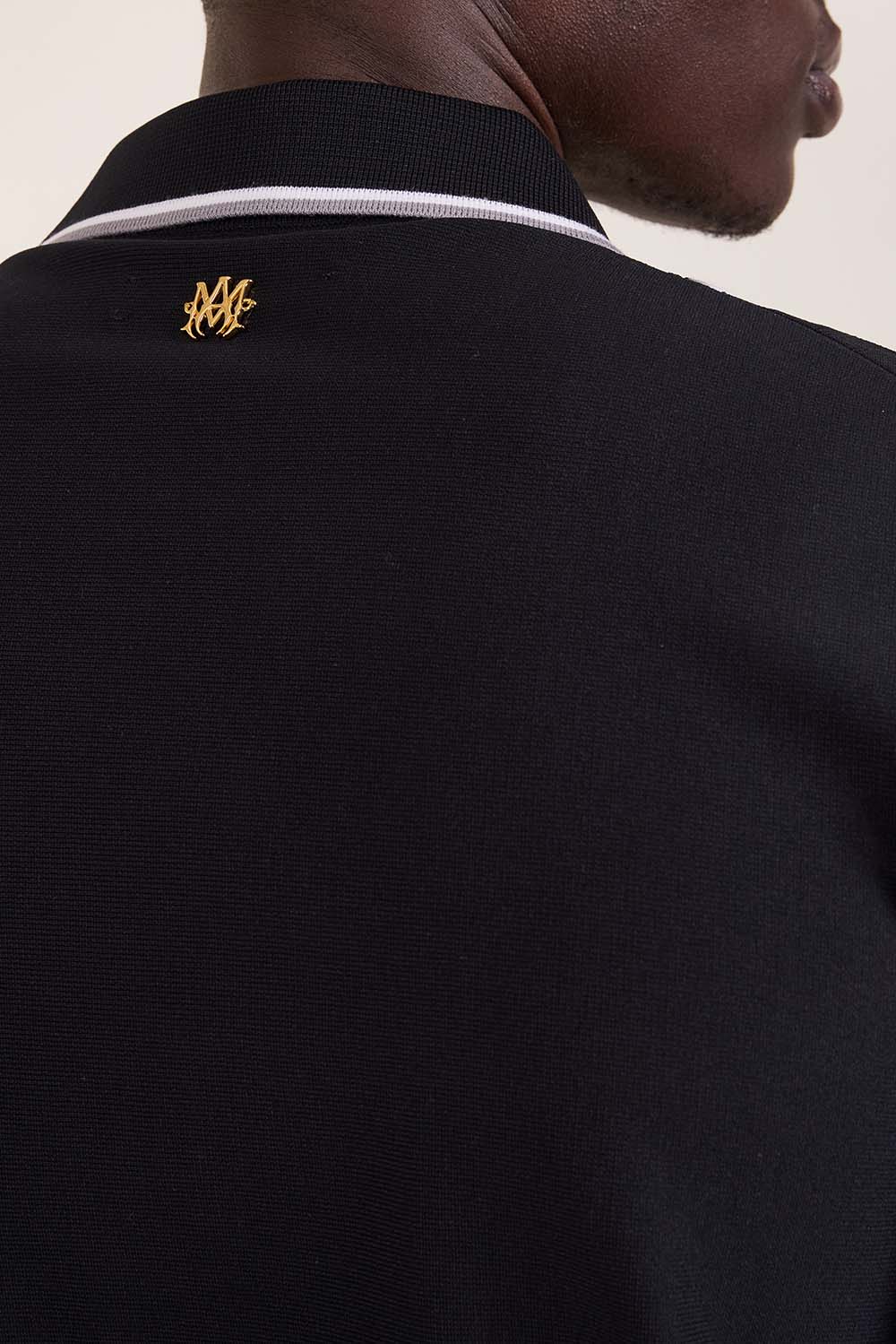 תמונת תקריב דוגמן של חולצת סריג כפתורים