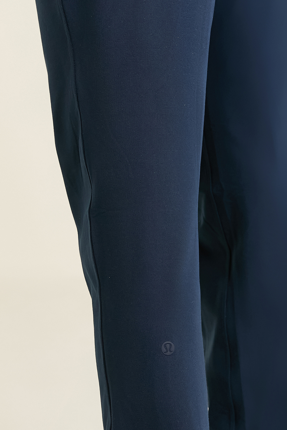 תמונת תקריב דוגמן של Soft Jersey Straight-Leg Mid-Rise Pant *Short