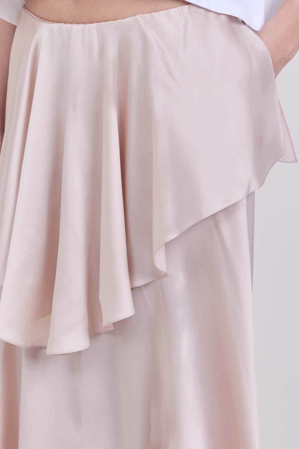 תמונת תקריב דוגמן של חצאית משי מידי