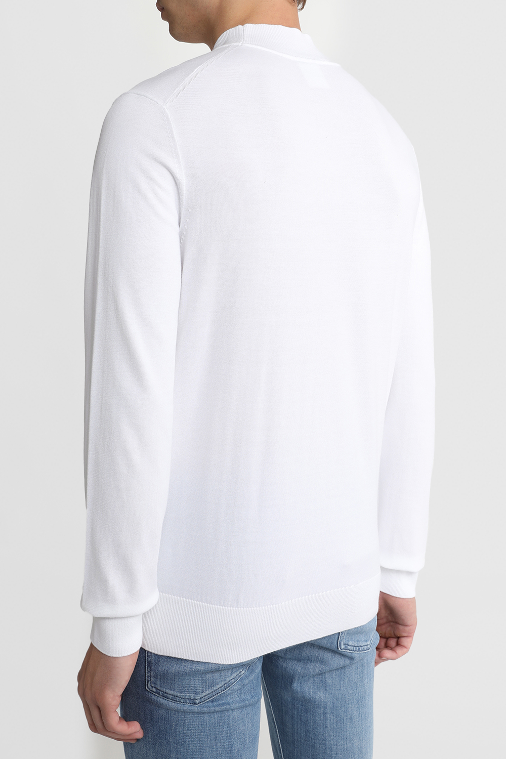 תמונת דוגמן אחורית של סריג עם צווארון סגור 