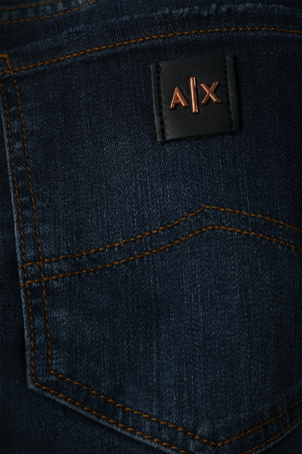 תמונה אחורית של מכנסי סקיני ג'ינס