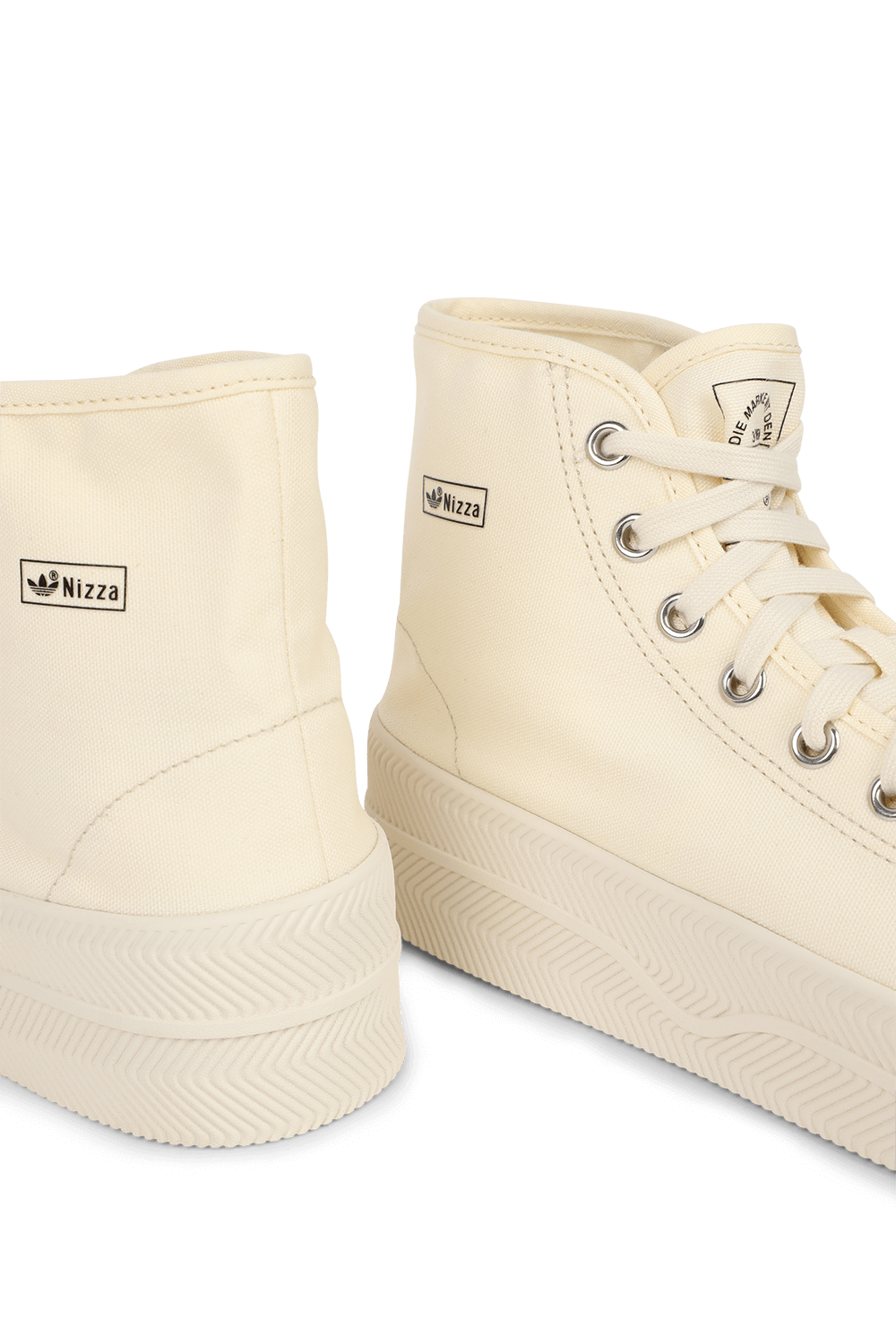 תמונת תקריב של נעלי סניקרס ניזה לבנות ברכיסה גבוה