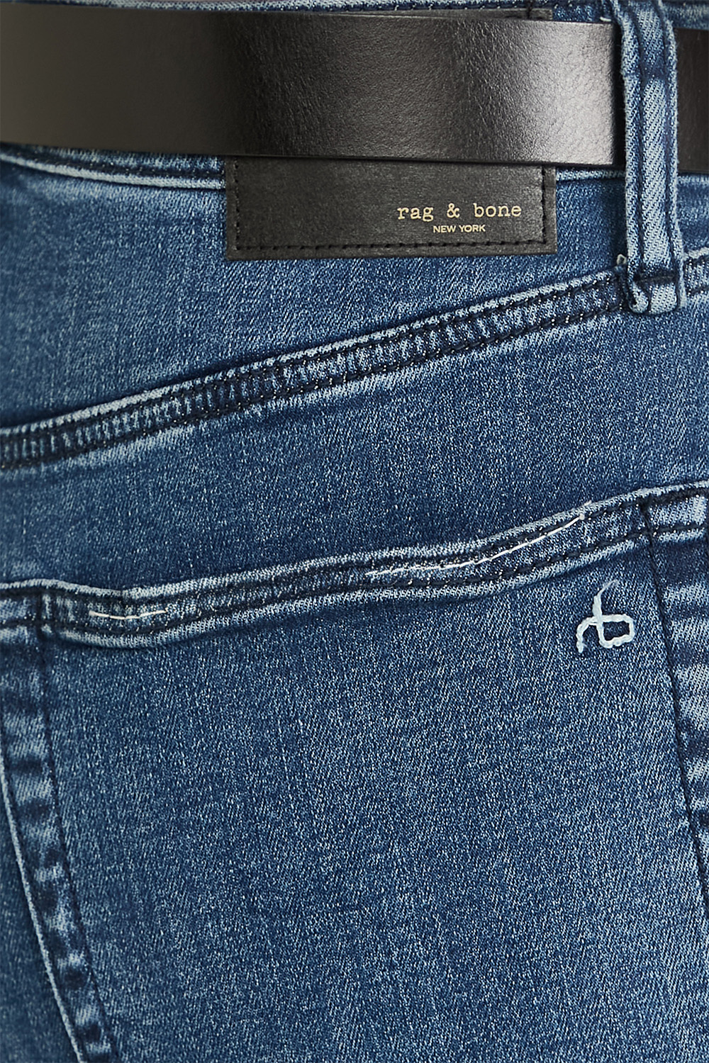 תמונת תקריב דוגמן של מכנסי ג'ינס סופי בגזרה רחבה