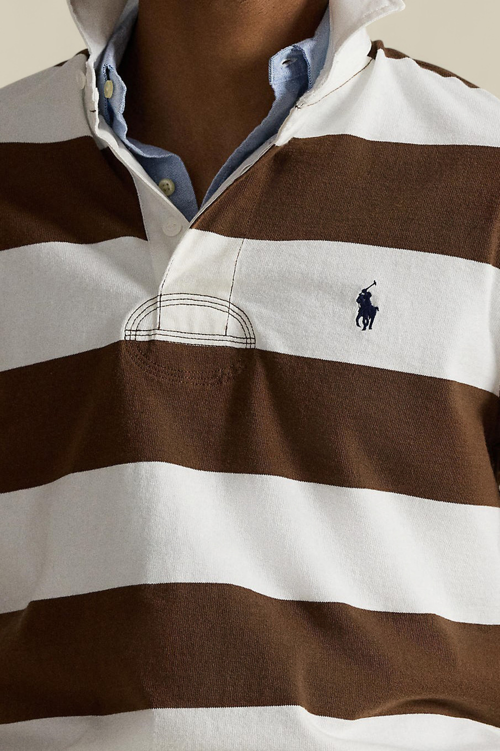 תמונת תקריב דוגמן של חולצת פולו