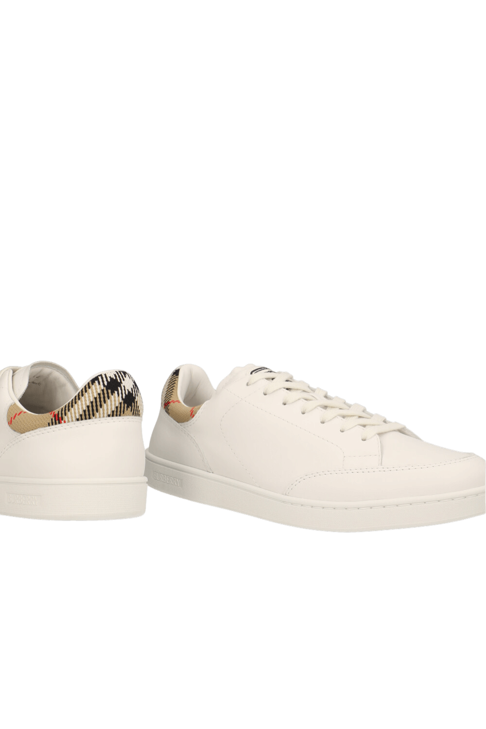 תמונת תקריב של נעלי סניקרס