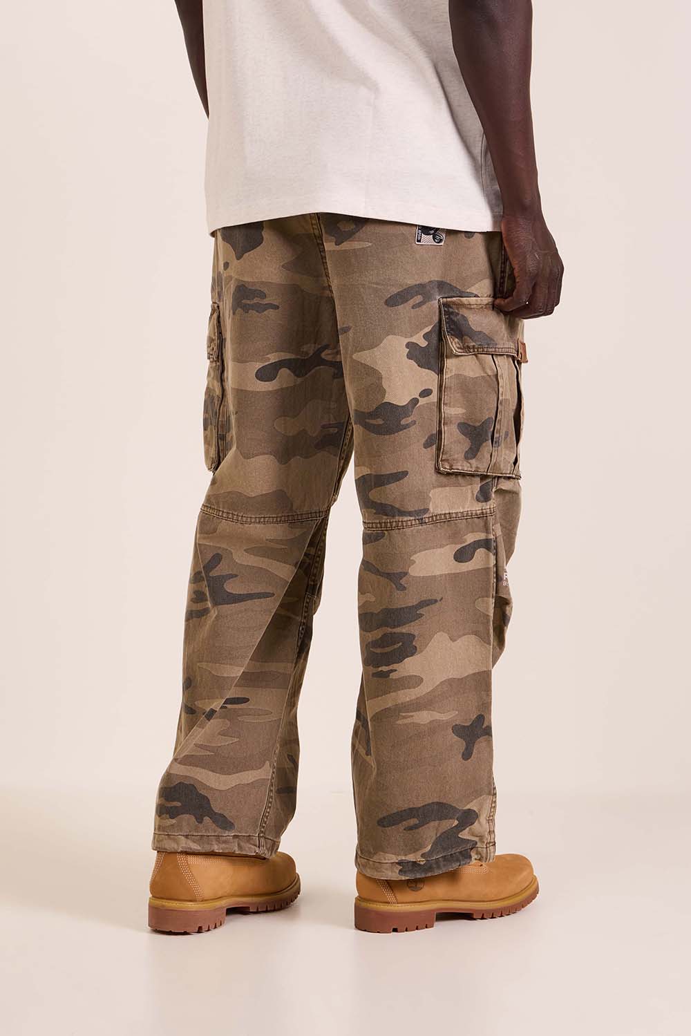 תמונת דוגמן אחורית של מכנסי קרגו בגזרה ישרה