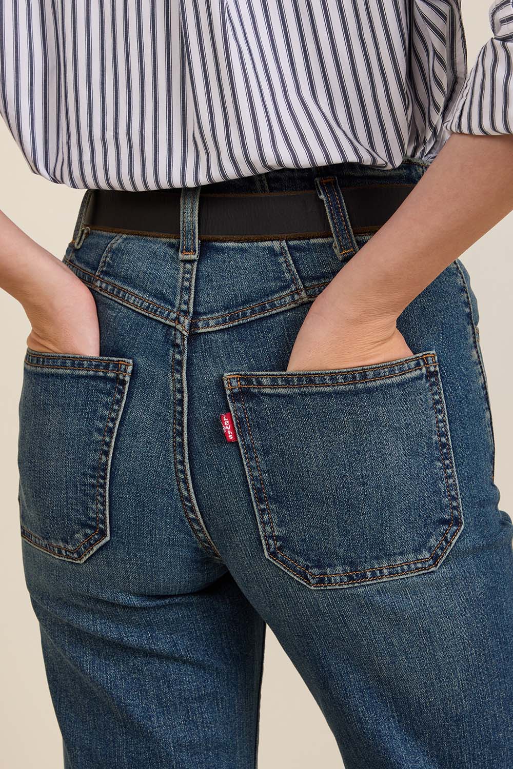 תמונת תקריב דוגמן של מכנסי ג'ינס ריבקייג'