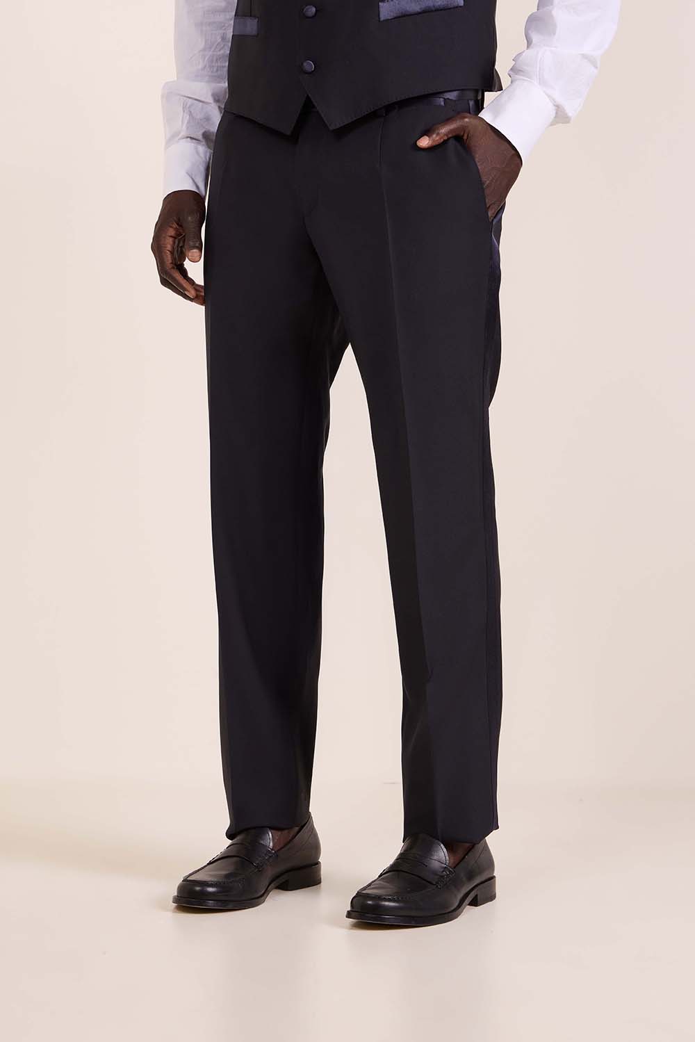 חליפת שלושה חלקים מחוייטת