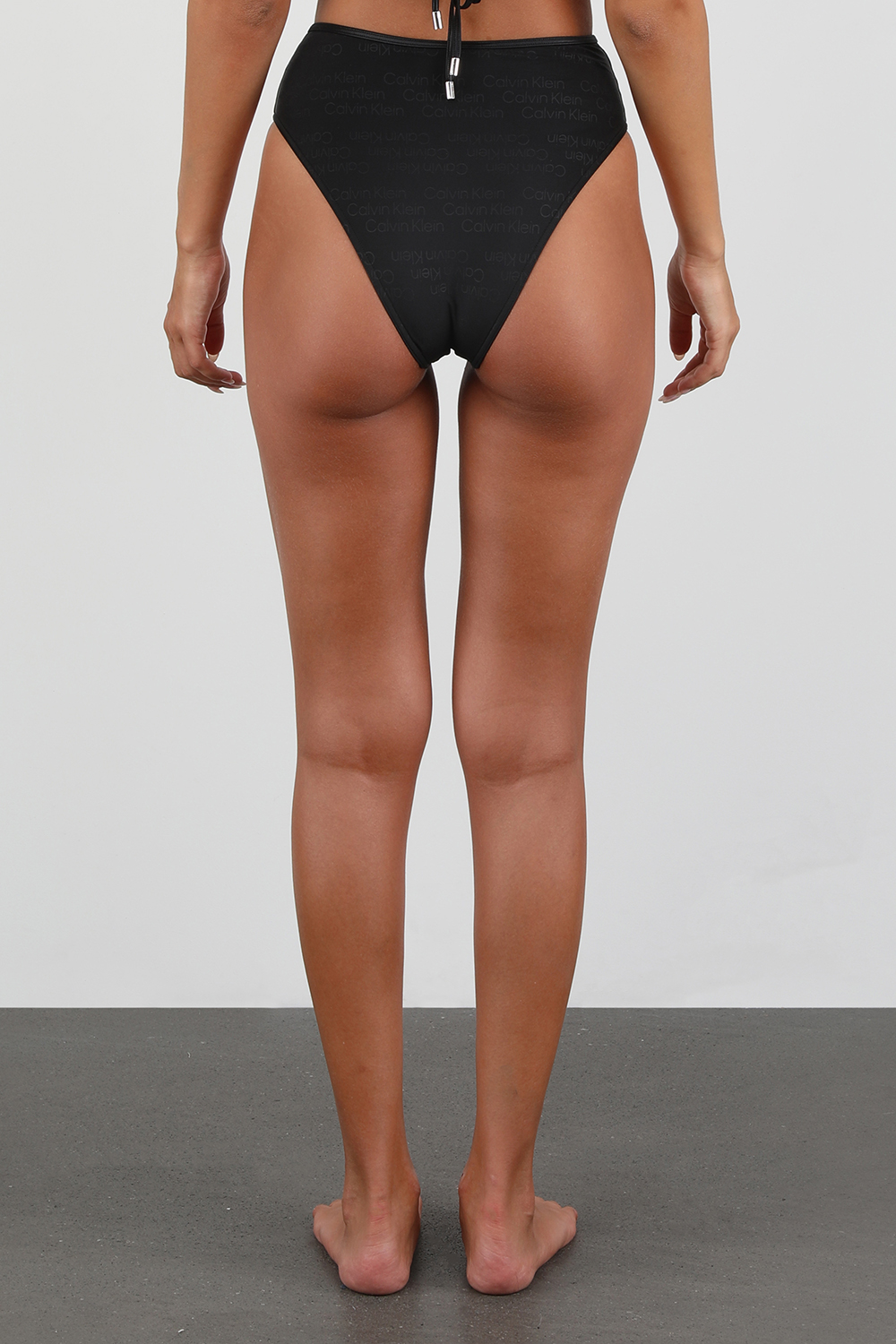 תמונת דוגמן אחורית של תחתוני ביקיני גבוהים בעיטור רצועות