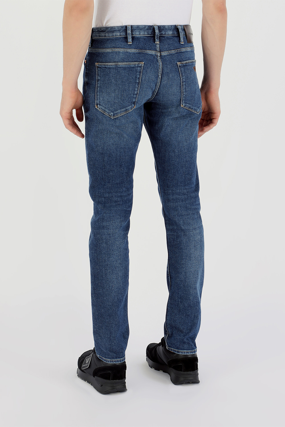 תמונת דוגמן אחורית של Regular waistline Jeans in Blue Wash
