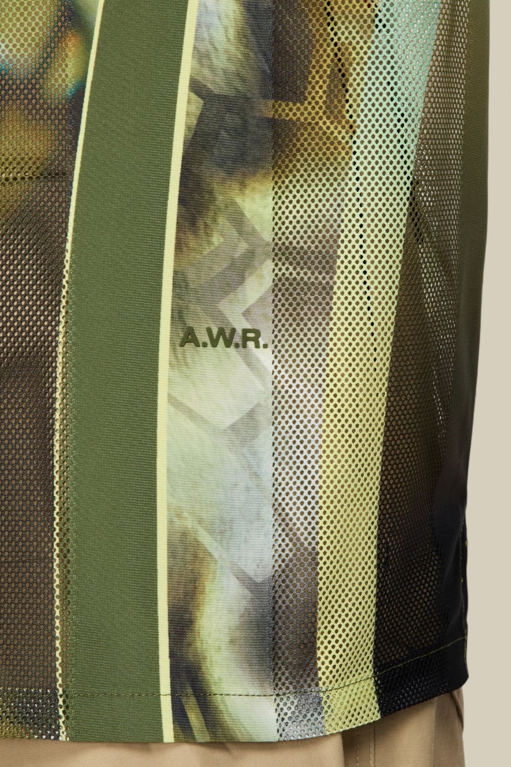 תמונת תקריב דוגמן של נייקי X סטוסי חולצת כפתורים רשת