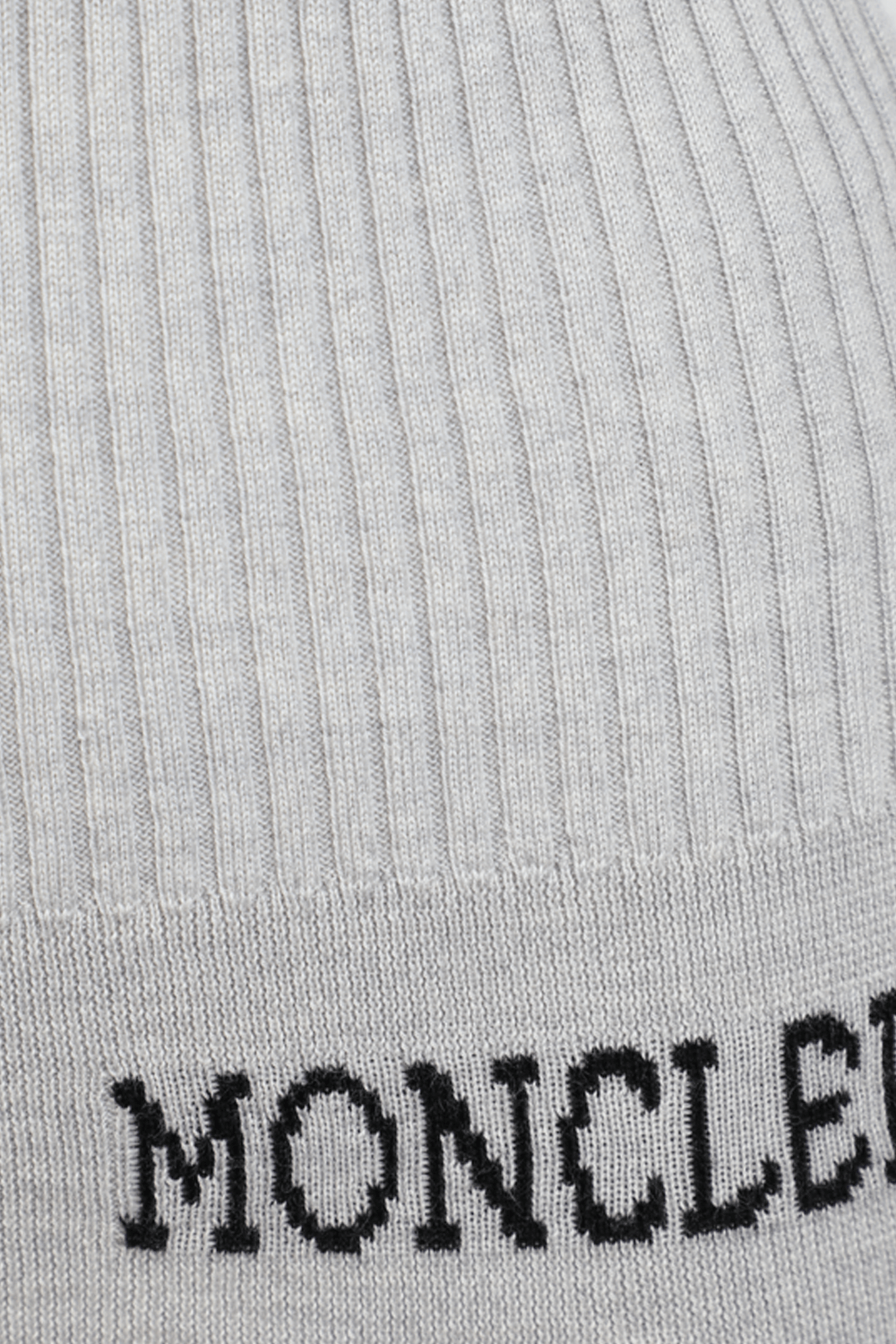 תמונה אחורית של סריג עם לוגו בצבע אפור