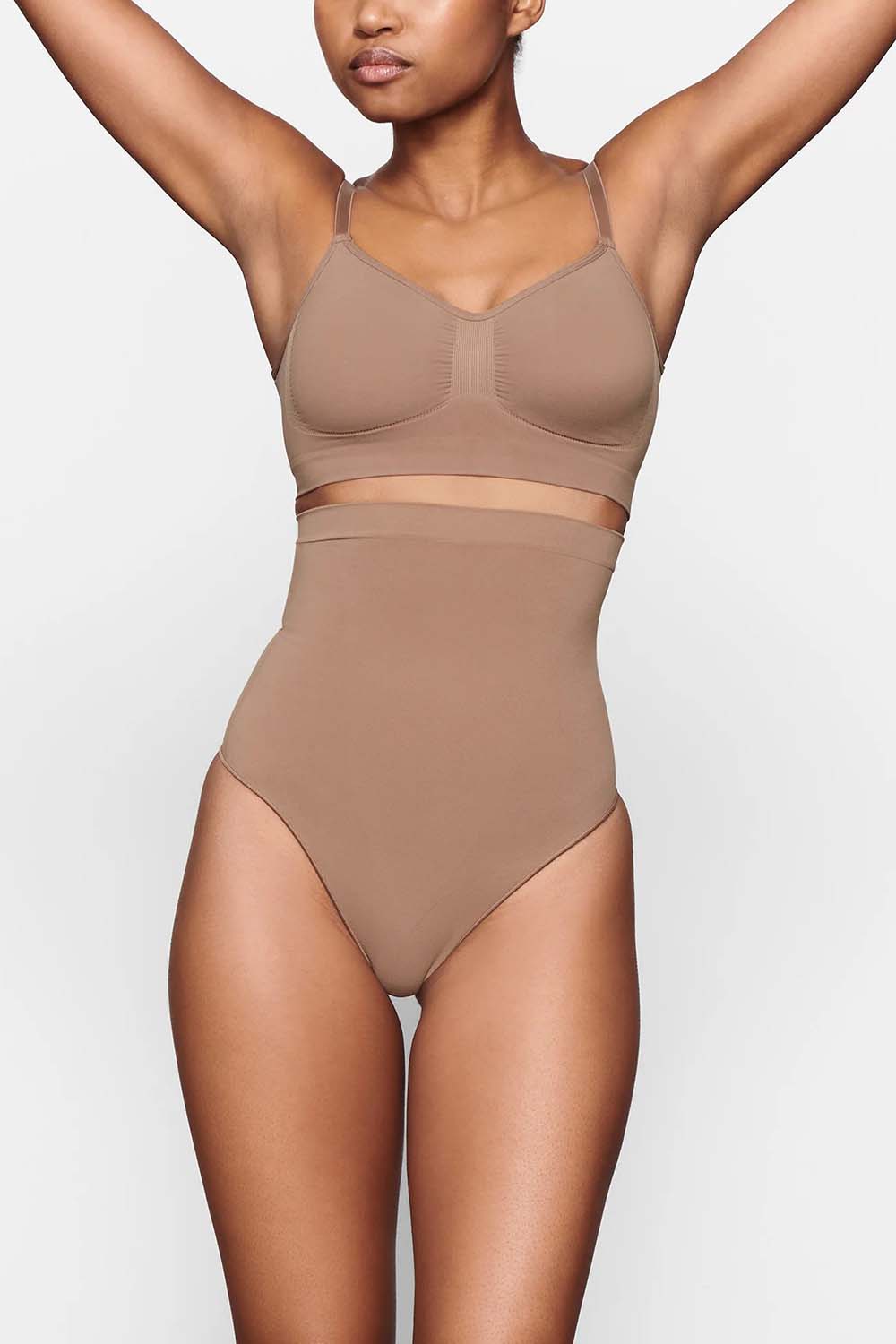 תמונת דוגמן קידמית של HIGH WAIST THONG