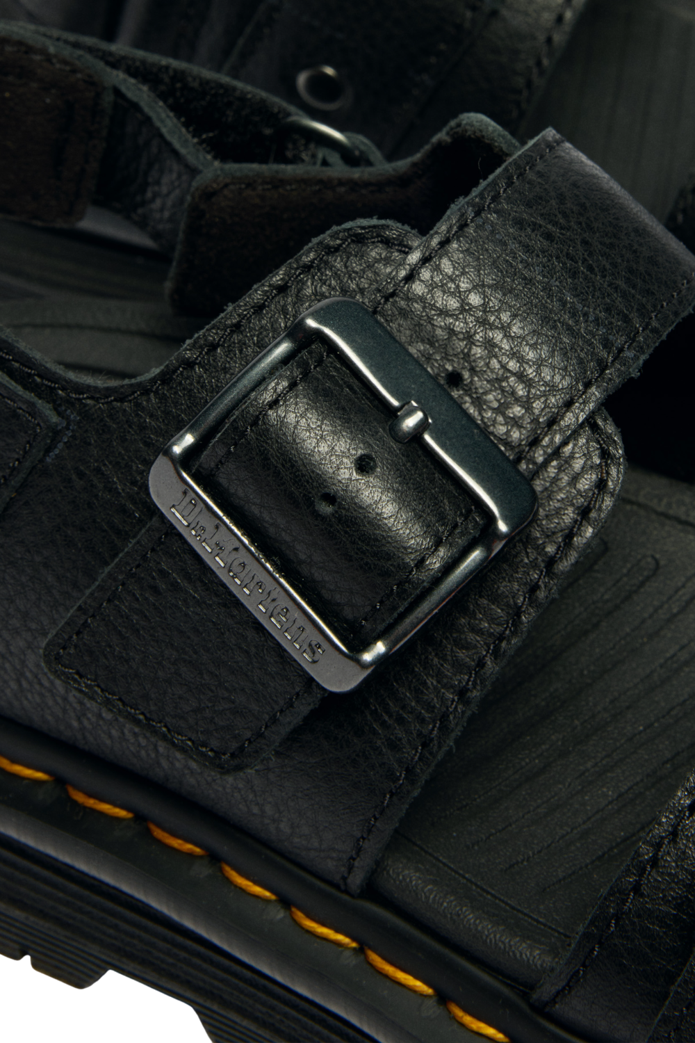 תמונת תקריב של סנדלי פלטפורמה זבזג