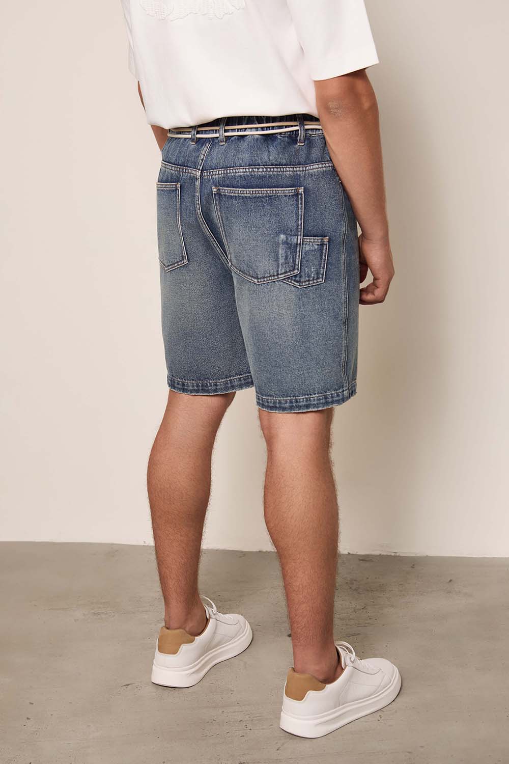 תמונת דוגמן אחורית של מכנסיים קצרים