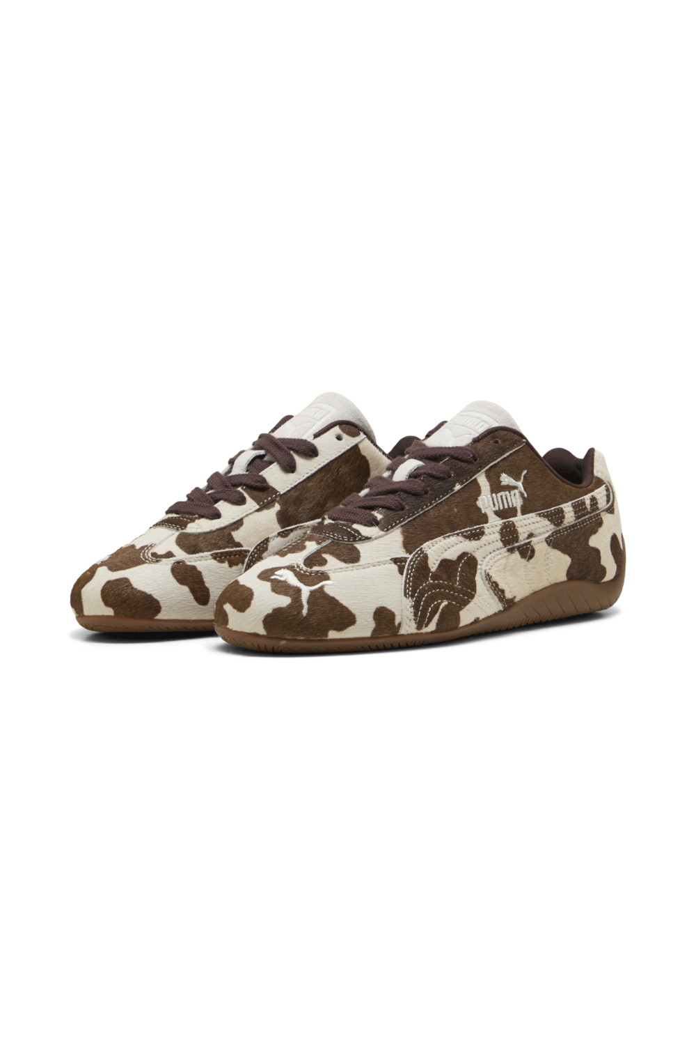 תמונת תקריב של נעלי סניקרס