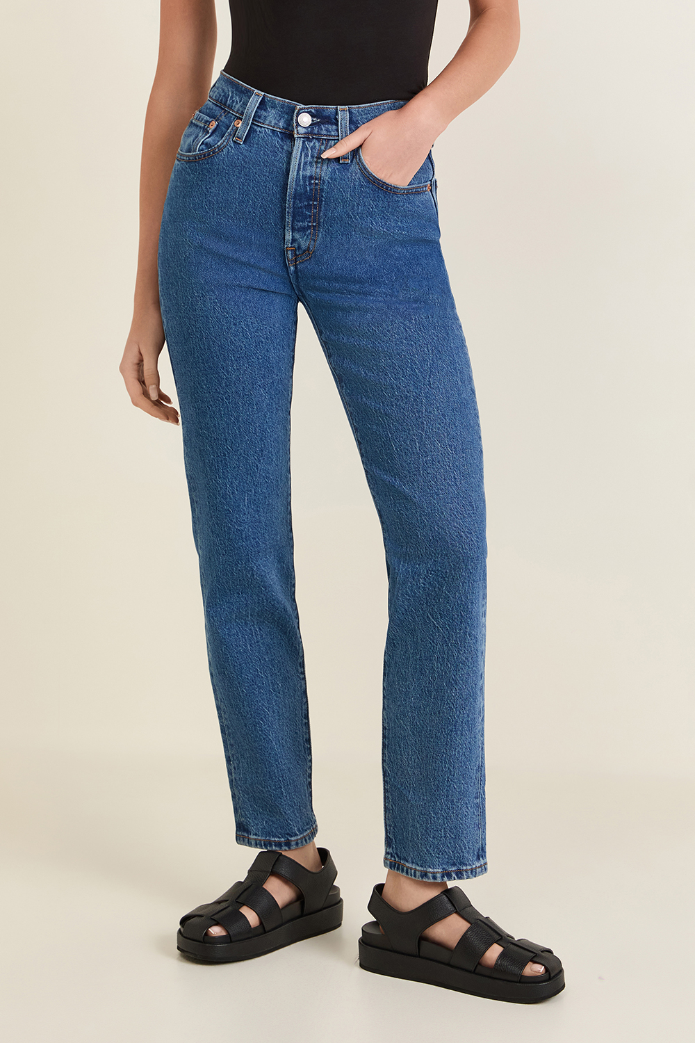 תמונת דוגמן קידמית של מכנסי ג'ינס קרופ 501 בגזרה ישרה