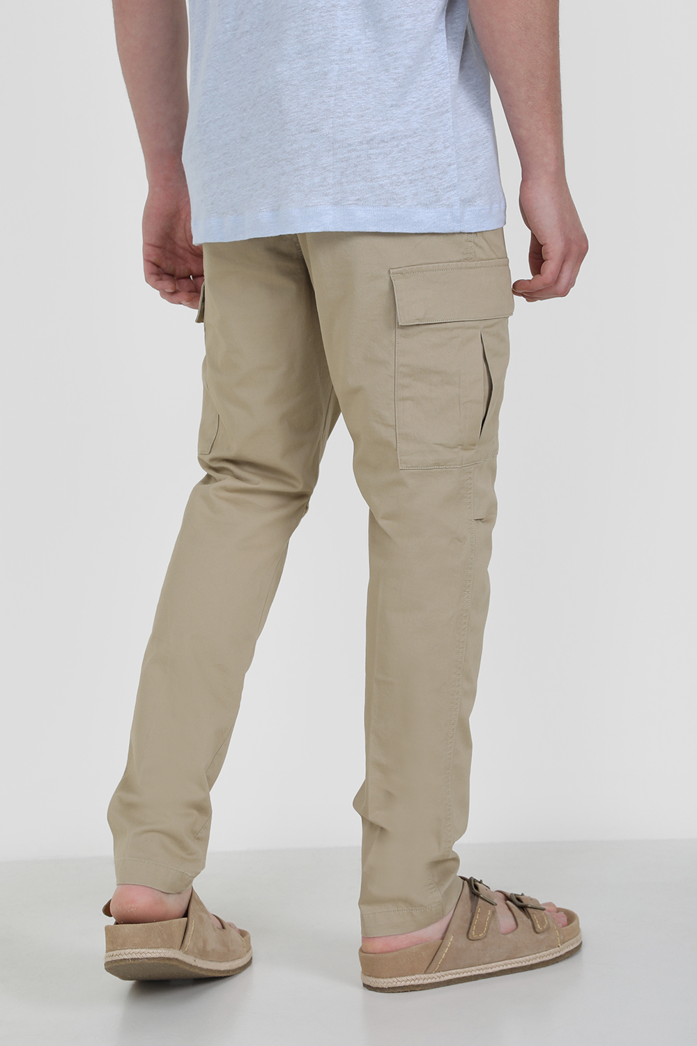 תמונת דוגמן אחורית של מכנסי קרגו