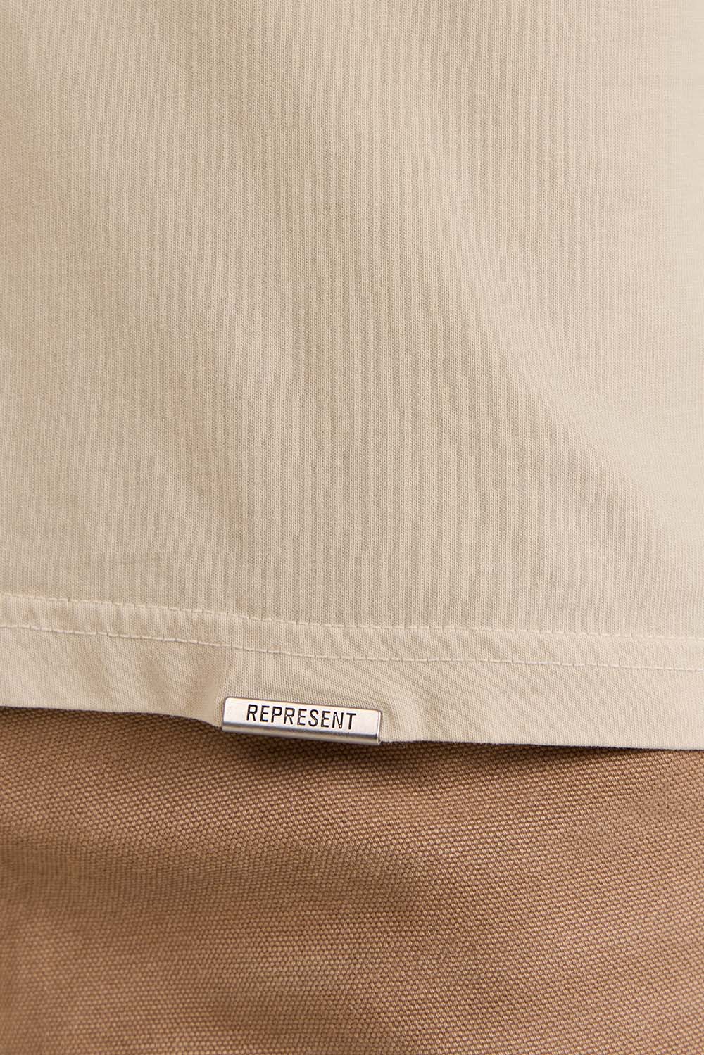 תמונת תקריב דוגמן של חולצת טי