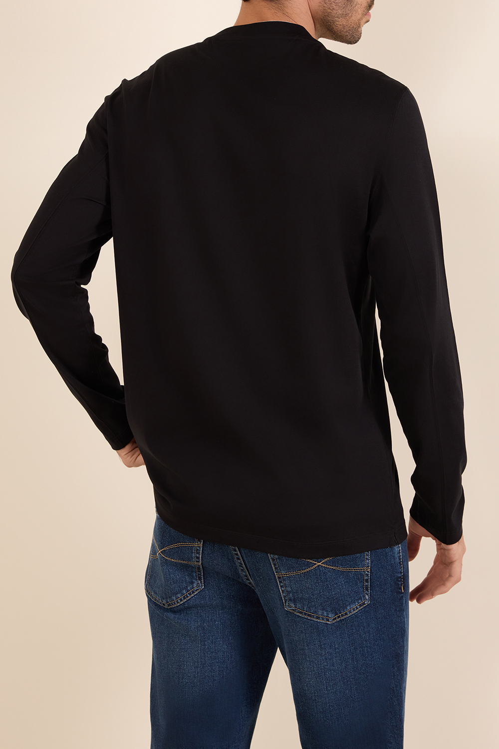 תמונת דוגמן אחורית של חולצת טי ארוכה