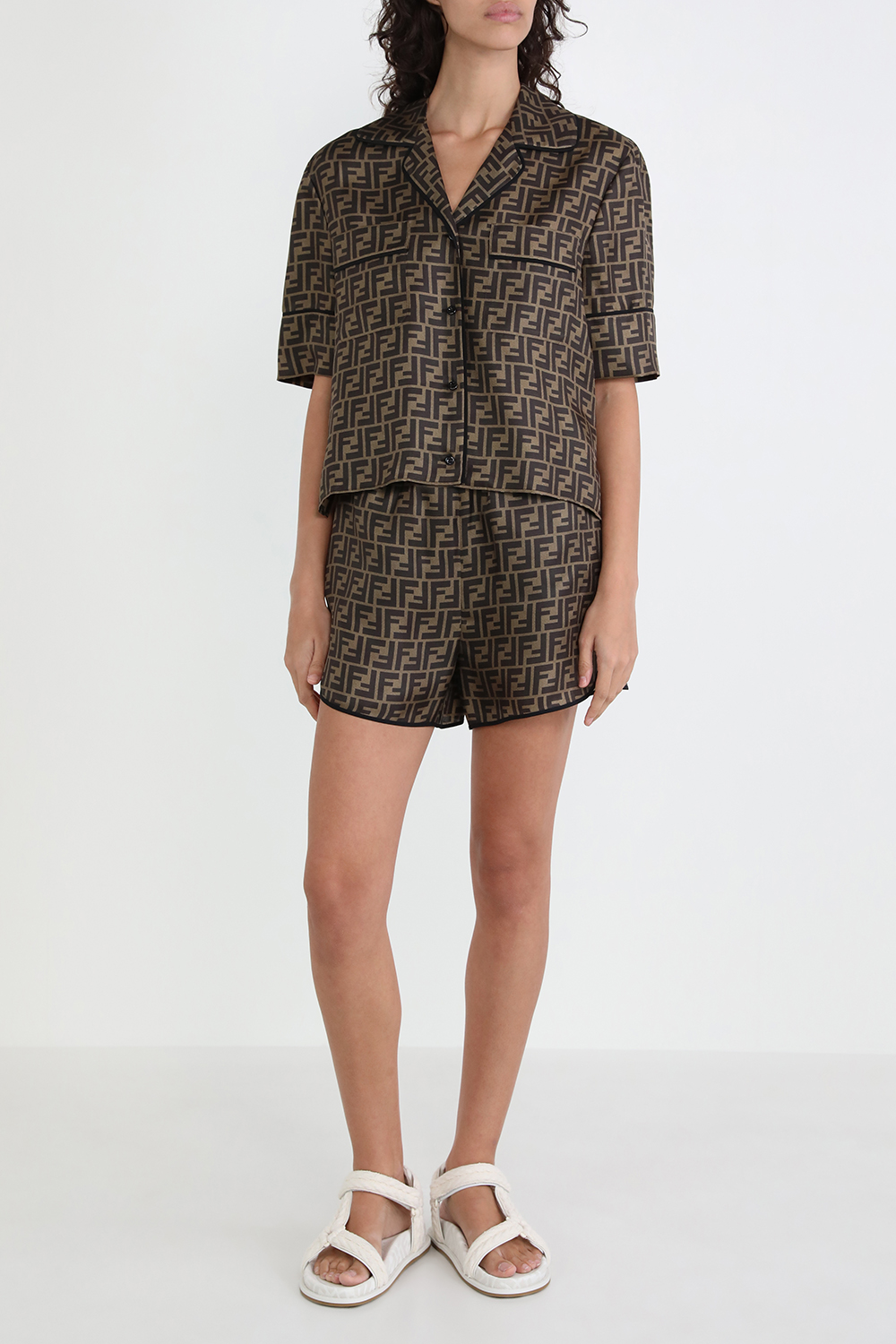 תמונת דוגמן קידמית של סט פיג`מה