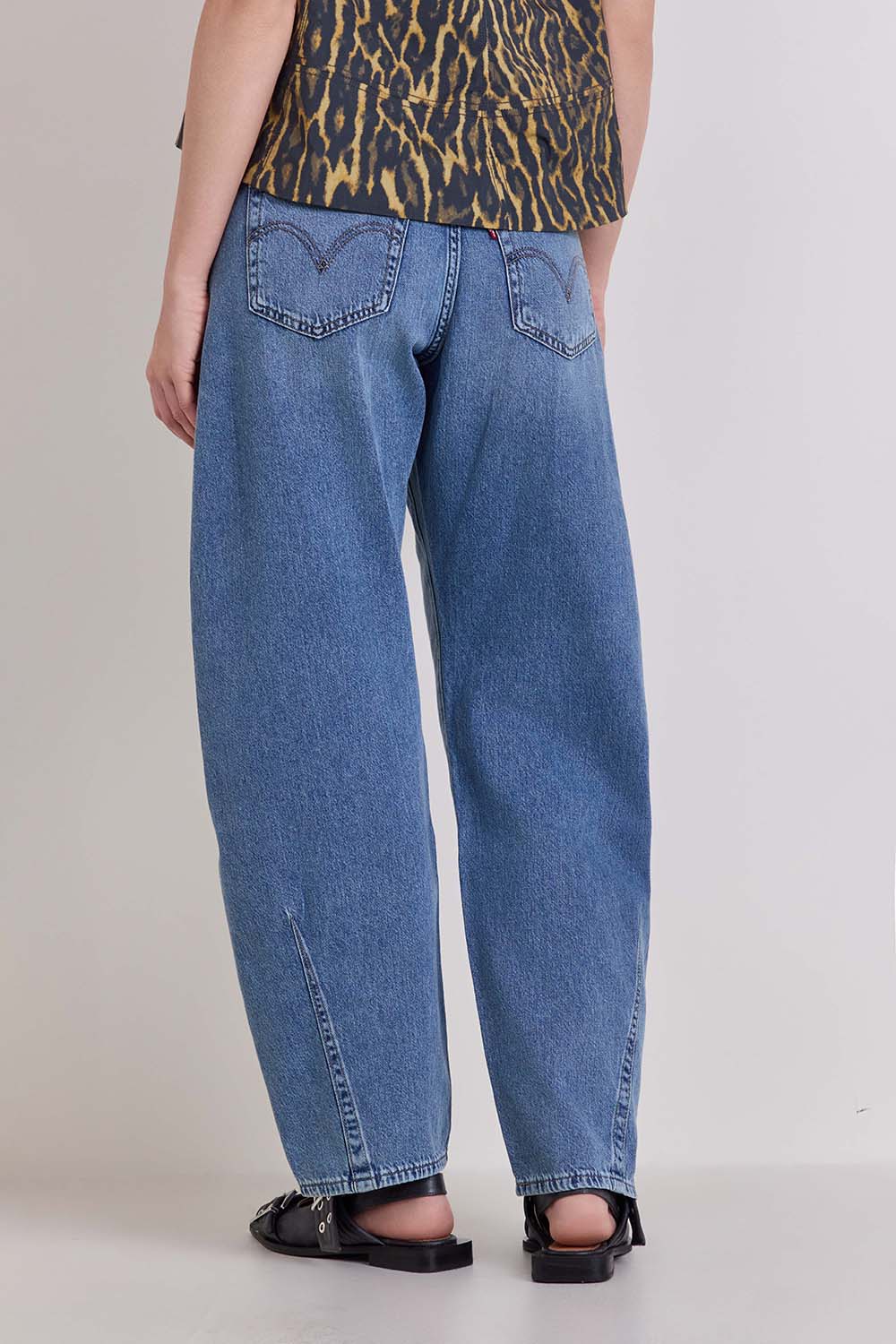 תמונת דוגמן אחורית של מכנסי ג'ינס סינצ' בגזרת ברל