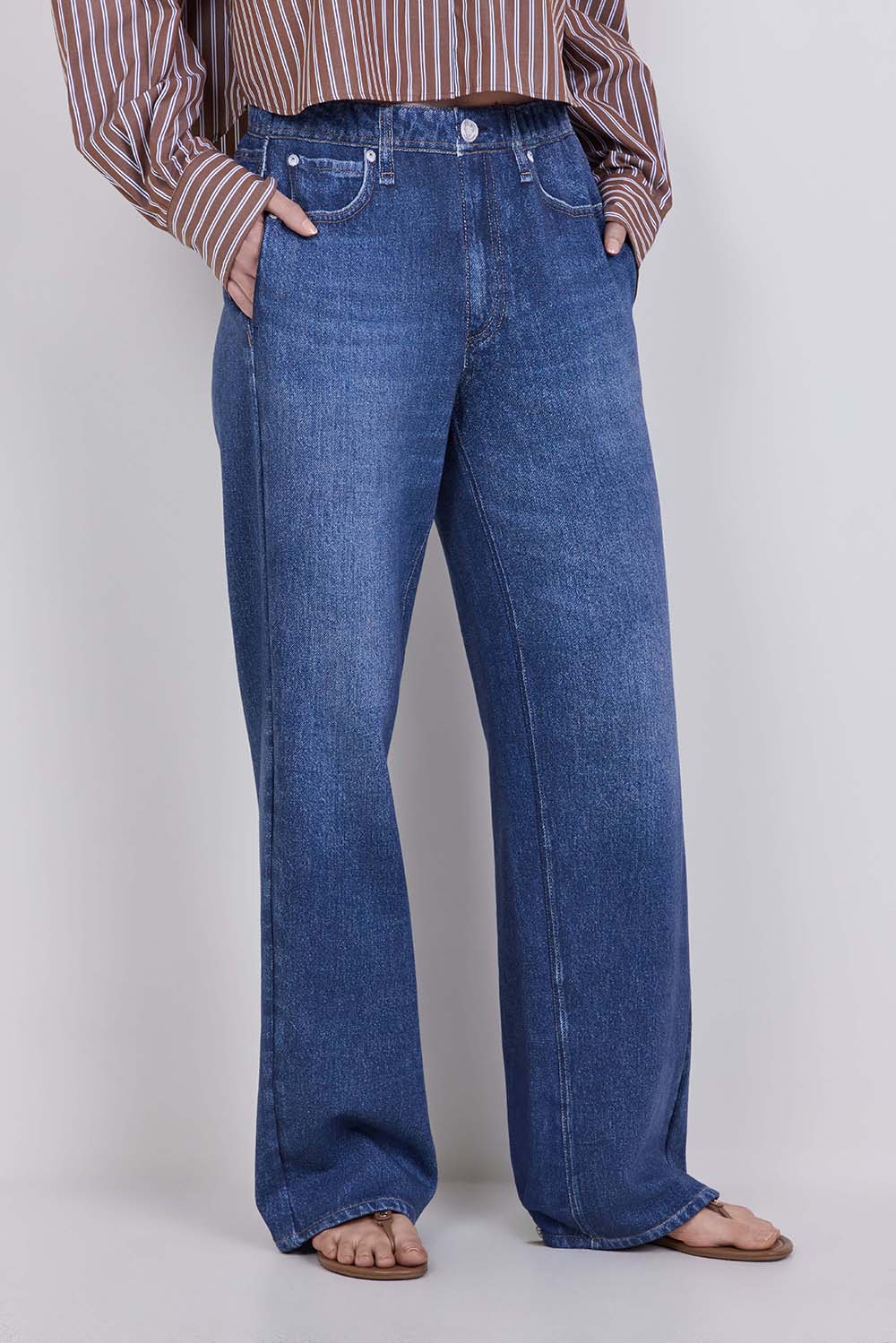 תמונת דוגמן קידמית של ג'ינס בגזרה רחבה