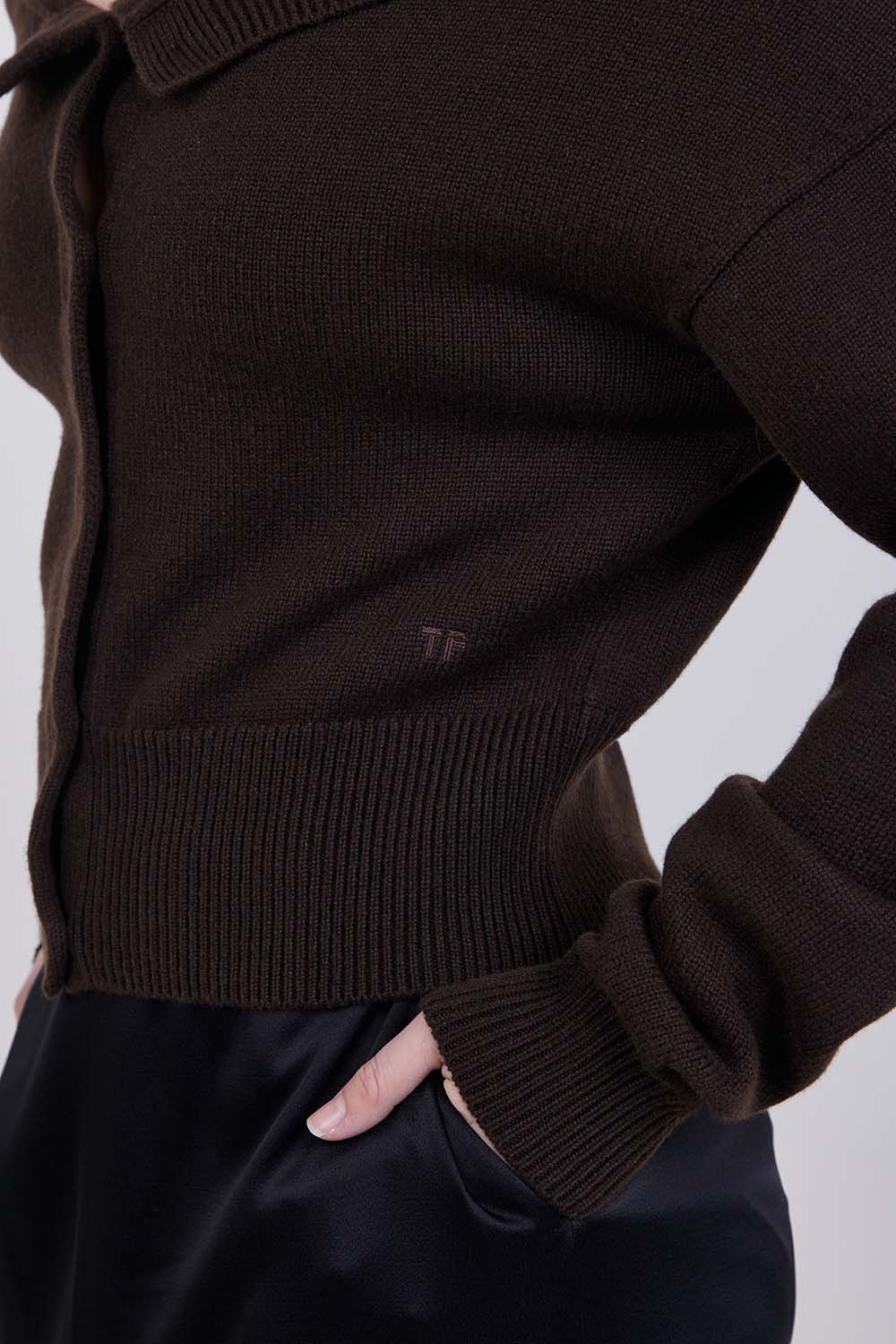 תמונת תקריב דוגמן של קרדיגן אוף שולדר קשמיר