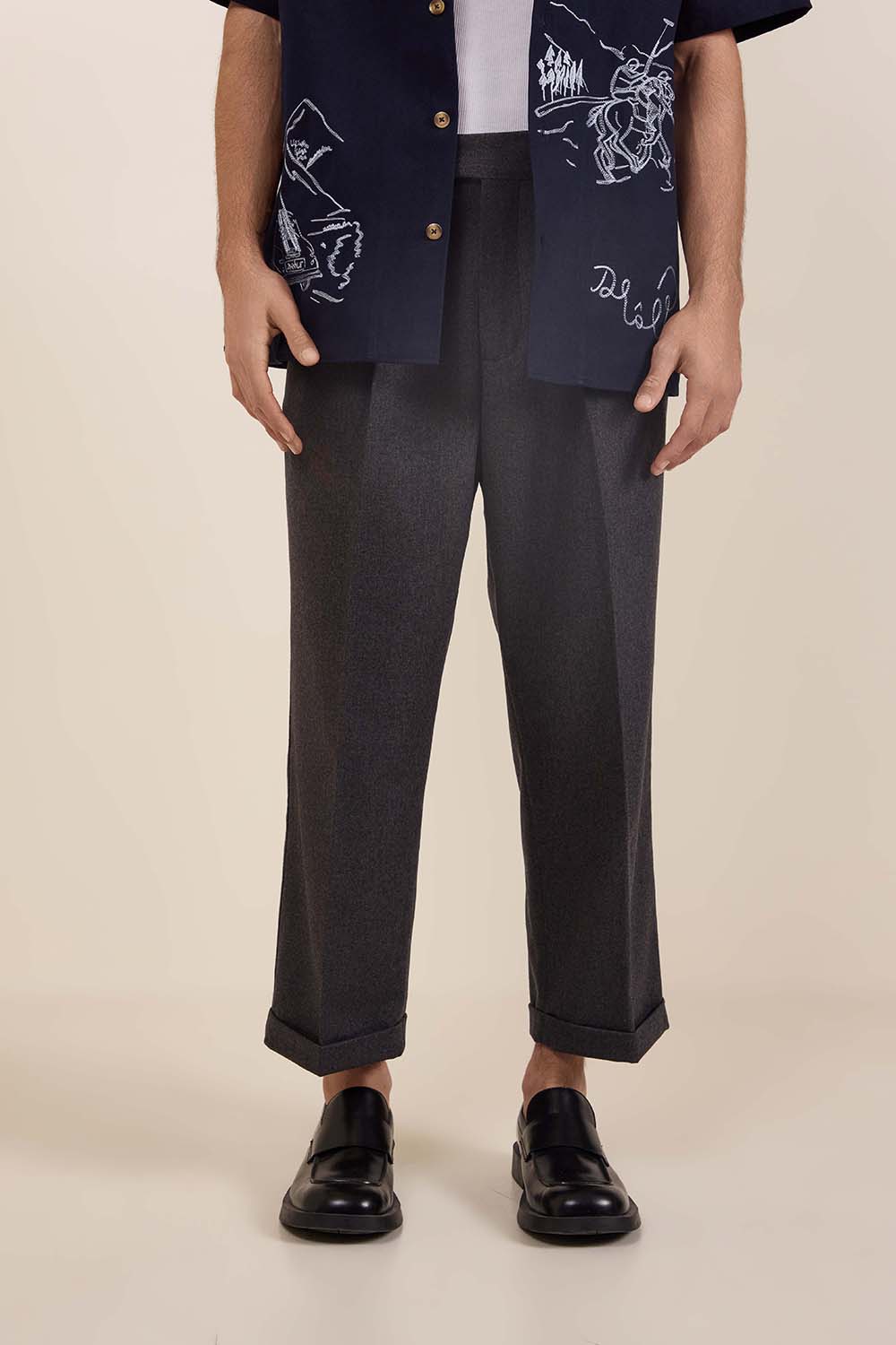 תמונת דוגמן קידמית של מכנסיים מחויטים