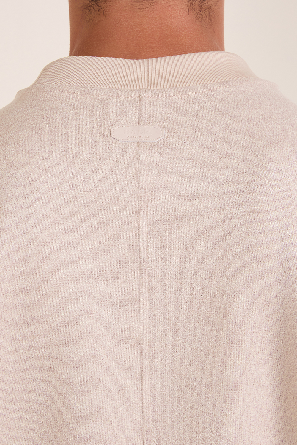 תמונת תקריב דוגמן של חולצת טי בגזרה משוחררת