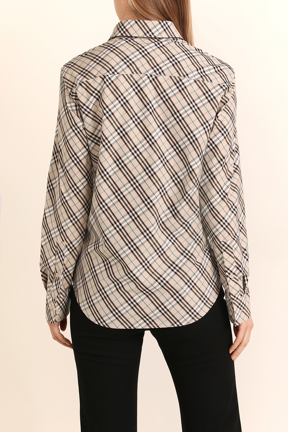 תמונת דוגמן אחורית של חולצת כפתורים