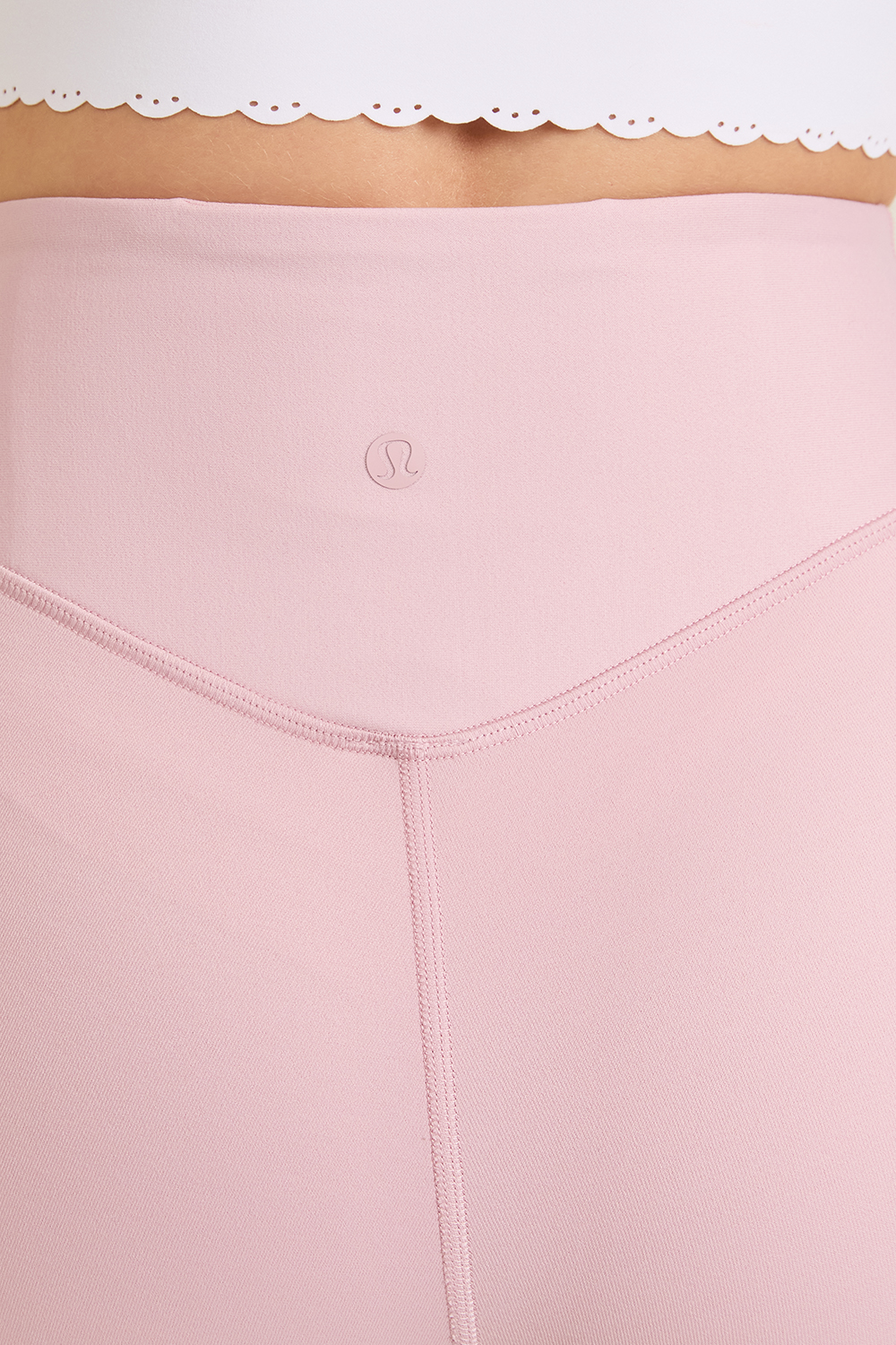 תמונת תקריב דוגמן של Wunder Under SenseKnit High-Rise Short 6''