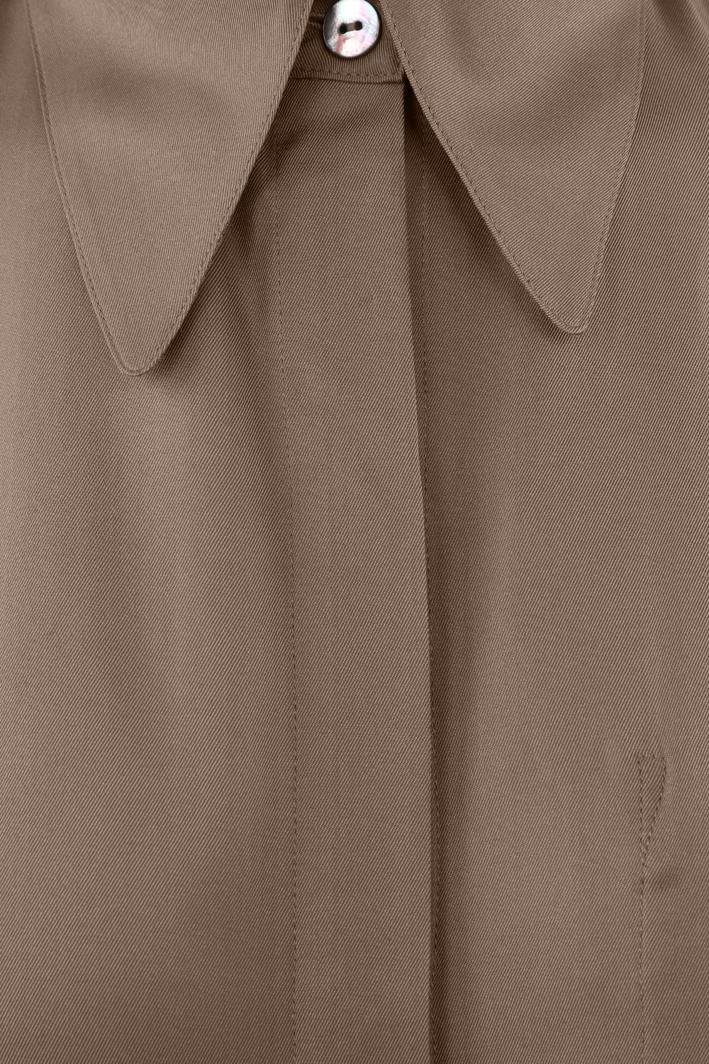 תמונה אחורית של חולצת משי בצבע חום