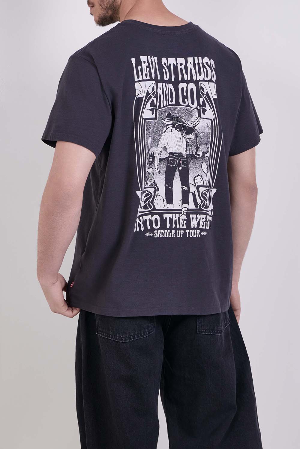 תמונת דוגמן אחורית של חולצת טי בגזרה משוחררת