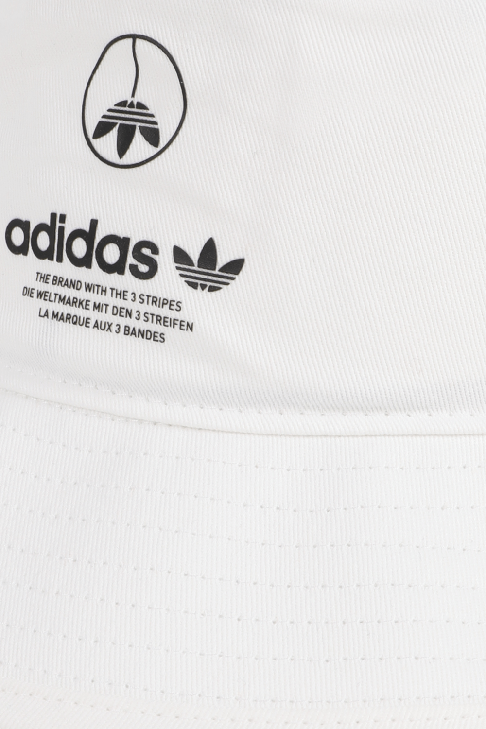 תמונת תקריב של כובע באקט לבן עם לוגו