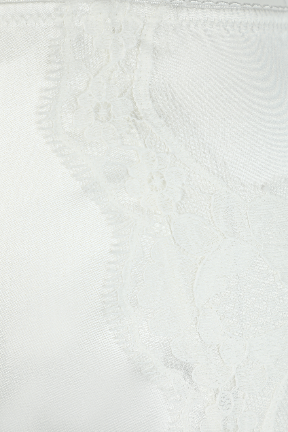 תמונה אחורית של תחתוני סאטן עם עיטורי תחרה בגוון לבן