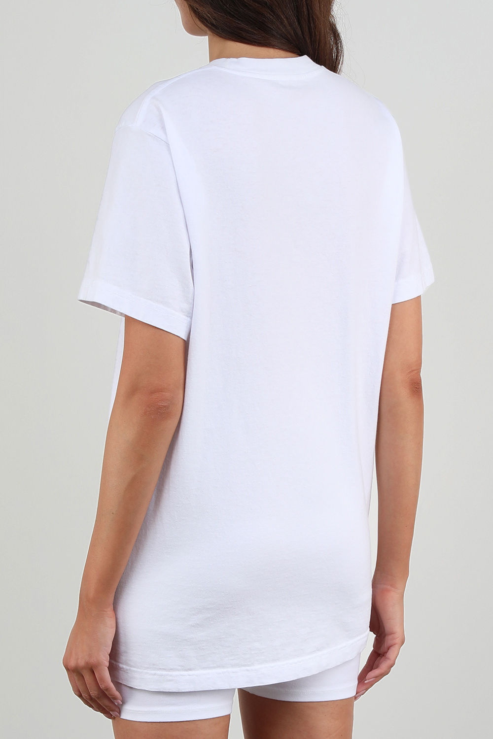 תמונת דוגמן אחורית של טי שירט לבנה אוברסייז עם לוגו ירוק