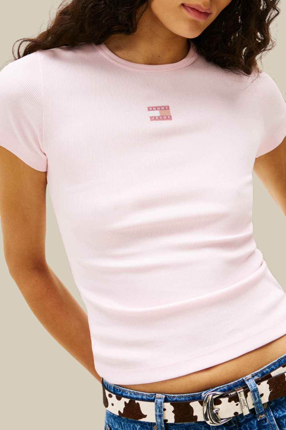 תמונת תקריב דוגמן של חולצת טי ריב סלים פיט